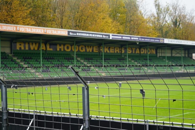 Fantastische treffer: Van Mieghem (ADO Den Haag) schiet bal van ruim 40 meter raak