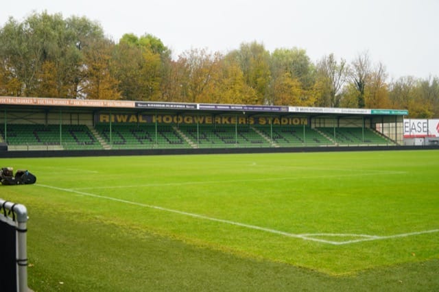 FC Dordrecht ondersteunt EQUO's duurzame initiatief met herbruikbare bekers en rietjes