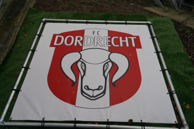 FC Dordrecht blijft door bliksemstart in de race voor directe promotie