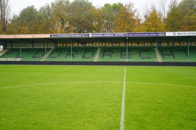 Duel tussen PEC Zwolle en FC Dordrecht tijdelijk gestaakt door gooien van voorwerp