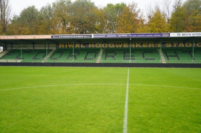 FC Dordrecht blijft in race om directe promotie na droomstart in eigen huis